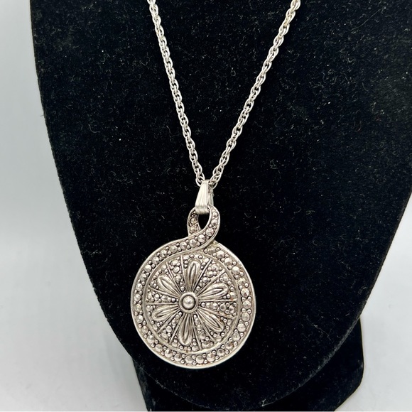 Vintage AVON reversible silver faux pearl pendant 31” chain necklace - Picture 2 of 8